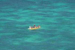 Kajakfahren im Meer foto