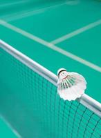 Neuer Federball im Badmintonnetz foto
