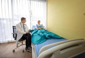 Arzt und Patient im Krankenhaus foto