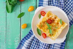 Lasagne mit Hackfleisch, Erbsen und Sauce foto