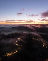 Luftaufnahme des nebligen Morgens im Herbst foto