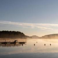 schöne morgensonne am herbstmorgen in finnland foto