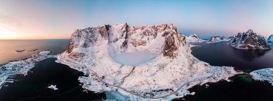 Panorama des Schärengartens und des Eissees im Tal im Winter foto