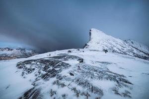 Schneegipfel des Berges Segla im Schneesturm im Winter auf der Insel Senja foto