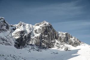 Schneefelsige Bergkette und blauer Himmel im Winter auf den Lofoten-Inseln foto