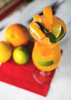 erfrischende Limonade mit Orangen und Minze auf Holztisch foto