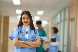 krankenschwester und arztteam bereit für den arbeitstag foto