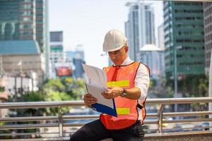 Der Ingenieur und die Geschäftsfrau überprüfen die Zwischenablage im Baustellengebäude. das konzept von engineering, bau, stadtleben und zukunft. foto