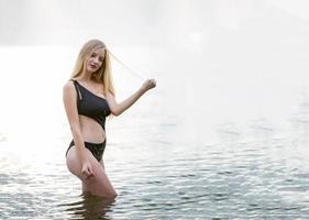 die schöne frau am seeküstenstrand mit natururlaubsfrau foto