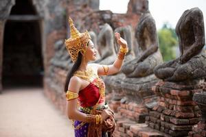 thailändisches kostümkleid schöne frauen, kostüm thailändischer stil in thailand foto