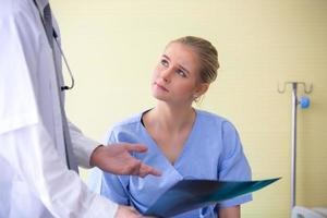 Arzt und Patient im Krankenhaus foto