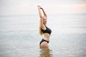 die schöne frau am seeküstenstrand mit natururlaubsfrau foto