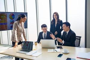 junges start-up-geschäftsteam, das im tagungsraum arbeitet. foto