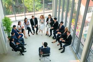 sprecher, der präsentation in der halle gibt. Publikum oder Konferenzsaal. Rückansicht von nicht erkannten Teilnehmern im Publikum. wissenschaftliche Konferenzveranstaltung, Schulung foto