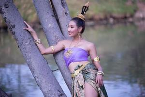 asienfrau, die traditionelle thailändische kleidung trägt, das kostüm der nationaltracht des alten thailandes. foto