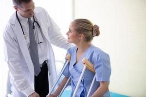 Arzt und Patient im Krankenhaus foto