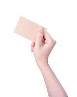 junge asien saubere mädchenhand, die eine leere kraftpapierkartenschablone lokalisiert auf weißem hintergrund, beschneidungspfad, nahaufnahme, mock up, ausgeschnitten hält foto