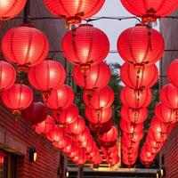 Schöne runde rote Laterne, die an der alten traditionellen Straße hängt, Konzept des chinesischen Neujahrsfests, Nahaufnahme. Das untere Wort bedeutet Segen. foto