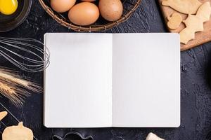 Kekse machen Kochbuch Rezept Design Konzept, Backzutaten Vorbereitung Layout mit Notizbuch, Draufsicht, flache Lage, Overhead, Mockup Copy Space. foto