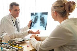 Arzt und Patient im Krankenhaus foto