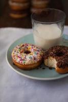 Donuts mit einem Glas Milch foto