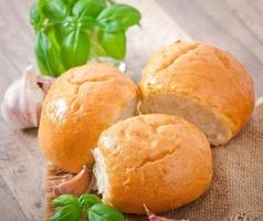 hausgemachte Brötchen mit Knoblauch und grünem Basilikum foto