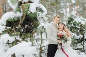 Winterhochzeitsfotosession in der Natur foto