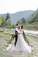 Fotoshooting eines verliebten Paares. Hochzeitszeremonie im Stil von Bokho foto