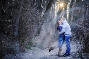 Porträt eines jungen verliebten Paares, das Lutscher hält foto