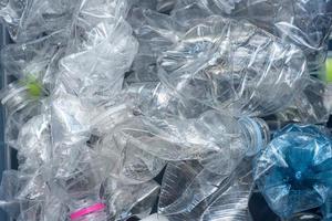 gerollte Plastikflaschen für das Recycling. foto