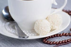 herzförmige Pralinen mit Bonbons in Kokosflocken aus Perlen foto