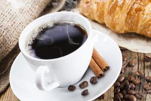 köstlicher Kaffee mit Süßigkeiten auf einem Holztisch foto