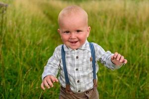 vater und mutter führen ihren einjährigen sohn an der hand. foto