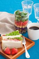 Einmachglas Salat und Sandwich