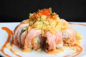Kalifornien Maki Sushi in Herz Sauce foto