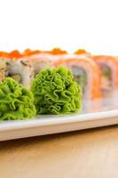 Sushi auf weißem Teller über hölzernem Hintergrund eingestellt foto