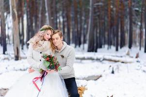 schönes Hochzeitspaar auf ihrer Winterhochzeit foto