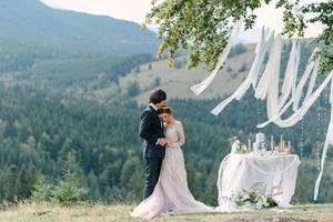 Hochzeitsfotografie in den Karpaten. Hochzeitszeremonie im Wald foto