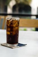 kaltes Soda-Eisgetränk in einem Glas