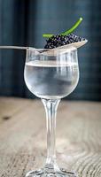 schwarzer Kaviar und Glas Wodka foto