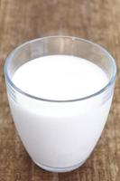 Nahaufnahme Tasse Milch auf Holztisch foto