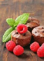 Mini-Schokoladenkuchen auf hölzernem Hintergrund foto