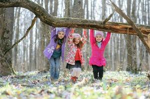 kleine Mädchen im Wald foto