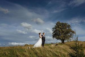 schöne braut und bräutigam in den bergen foto