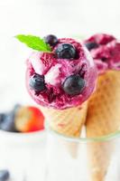 Eis mit Früchten foto