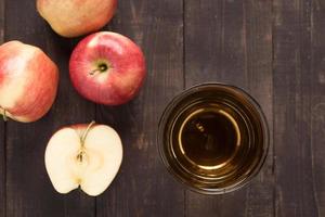 Top gesundes Apfelsaftgetränk und rote Apfelfrüchte foto