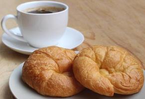 Tasse Kaffee und Croissant Frühstück schnell foto