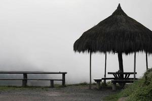 sitz auf dem berg mit nebel bedeckt, silhouette foto