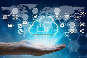 Hand mit virtuellem Bildschirm Cloud Computing und Interface-Icons globales Netzwerk Cyber-Sicherheit Datenschutz Geschäftstechnologie Datenschutzkonzept foto