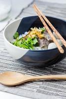 Rindfleischnudeln nach asiatischer Art in Suppe foto